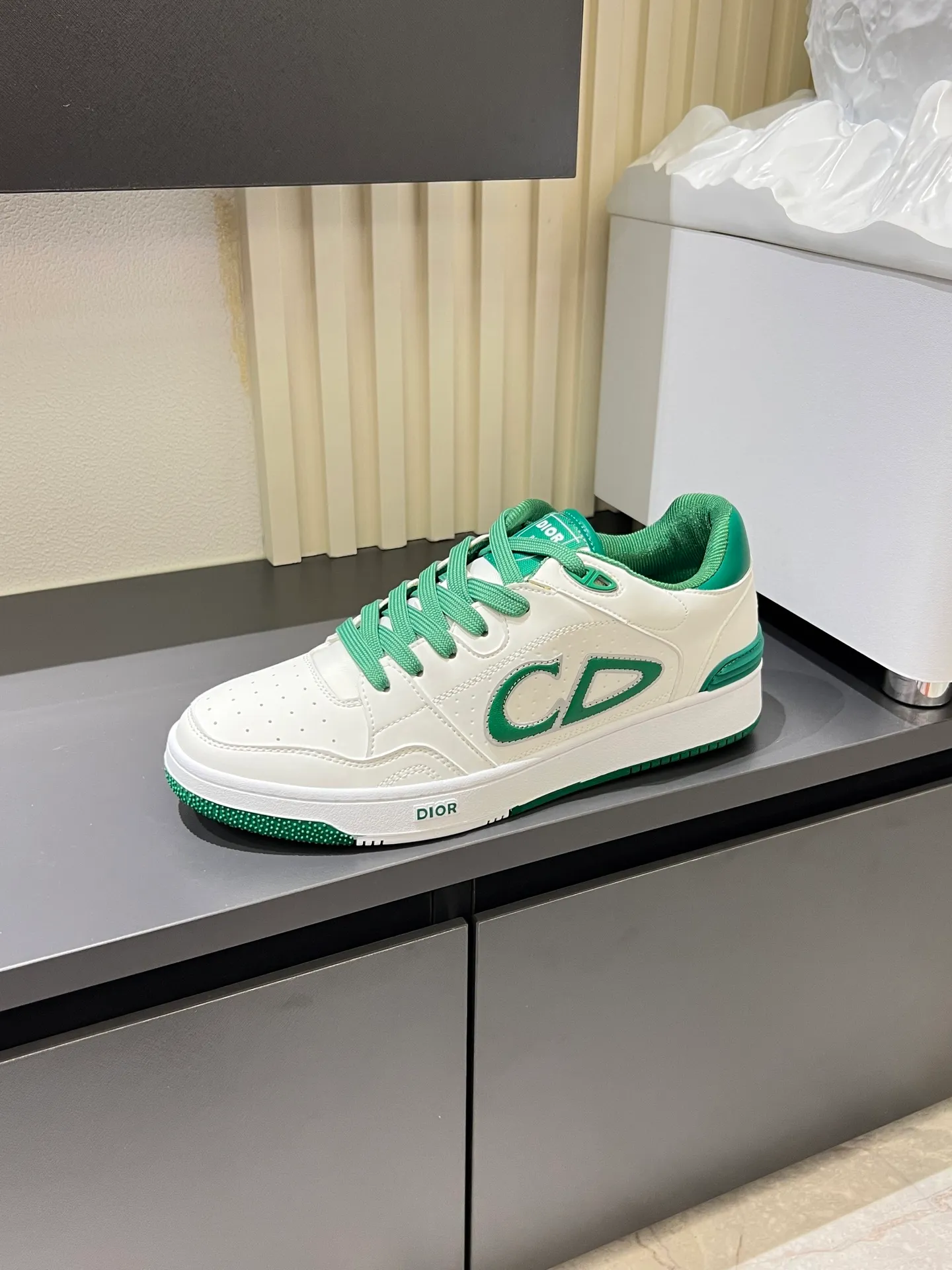 Men's shoes 💰p440 "Dio*" mid-top B27 casual sneakers. This B27 high-top sneaker is a new product in the series and continues Di*r's classic style. Crafted from gray and white smooth calf leather with beige and black Oblique print panels on the sides. The "CD Icon" shaped shoelace eyelets are clever and delicate, and the two-color rubber sole, rear collar and heel are all equipped with the brand's iconic details to enhance the style. Oblique printed straps at the ankle allow for an adjustable fit to complement the overall design. Fashionable and versatile, it can complement any look. Create an exquisite design with unique dynamic vitality and modern atmosphere, presented in low-top and high-top styles. This new must-have shoe adds a new dimension to Dior's archive heritage, embodying modern elegance. Purchase the original version and make it 1:1. If you need top quality, please come to me! Male 38-44!